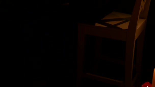 小提琴播放器在黑色背景上播放 intstrument 蜡烛 — 图库视频影像