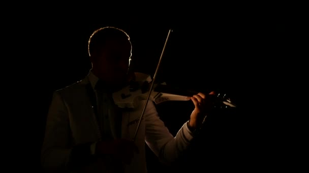 Musiker singender Geiger, der Violininstrument spielt, symphonischer Konzertsolist. Hintergrundbeleuchtung — Stockvideo