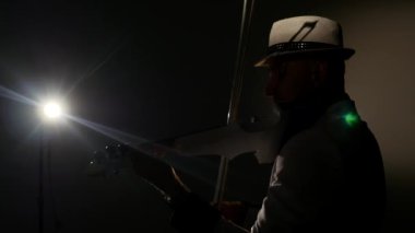 Müzisyen şarkı kemancı keman enstrümanı senfonik konser solist oynuyor. dedolight arka plan