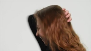 Dans, beyaz arka plan üzerinde gülümseyen genç güzel kız