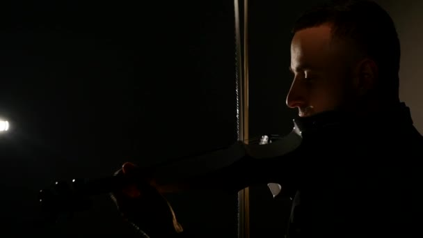 Músico tocando un violín sobre fondo negro — Vídeos de Stock