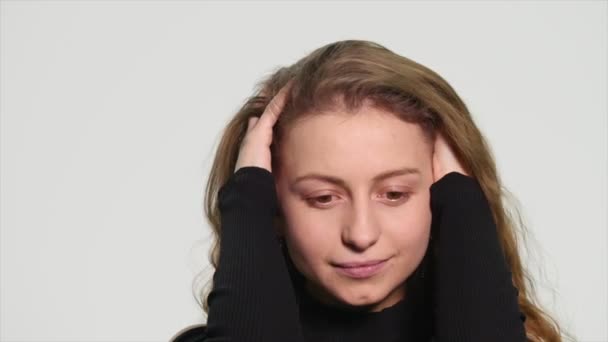 Depressiver Teenager ist traurig auf weißem Hintergrund. — Stockvideo