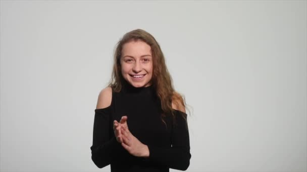 Красивая рыжая девушка показывает различные эмоции на белом фоне — стоковое видео