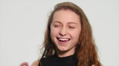 Dans, beyaz arka plan üzerinde gülümseyen genç güzel kız