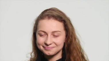 Farklı duygular gösterilen güzel kızıl saçlı kız. Yakın çekim