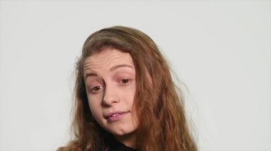 Farklı duygular gösterilen güzel kızıl saçlı kız. Yakın çekim