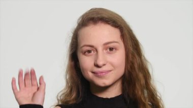 Elini havada sallayarak çekici sarışın genç kadın