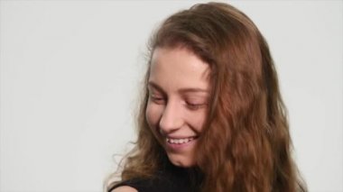 O sopa da nereden beyaz arka plan üzerinde gülümseyen genç güzel kız