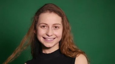 kızgın genç kadın beyaz bir arka plan üzerinde onu cep telefonuyla konuşuyor. ağır çekim