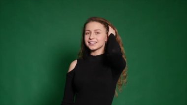 Farklı duygular yeşil arka plan üzerinde gösterilen güzel kızıl saçlı kız