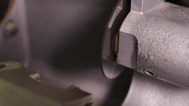 profesyonel makine a yeni anahtar taşı yapar. üretim anahtar kelebek