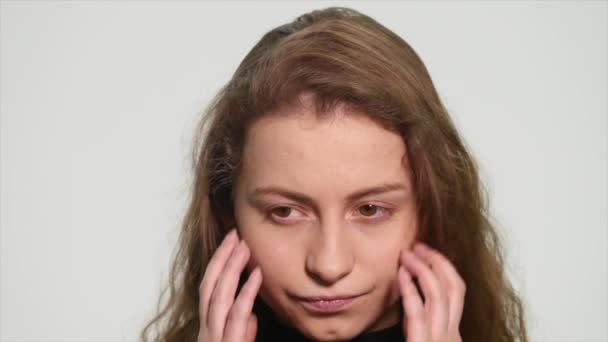 Depressiver Teenager ist traurig auf weißem Hintergrund. — Stockvideo