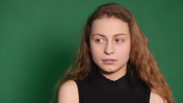 Angst junge schöne brünette Mädchen über weißen Hintergrund — Stockvideo