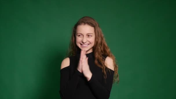 Schöne rothaarige Mädchen zeigt verschiedene Emotionen auf grünem Hintergrund — Stockvideo