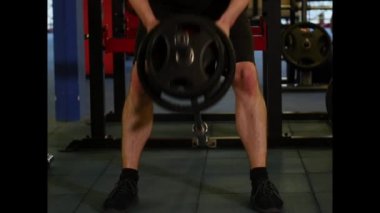 Eller yukarı pompalama spor salonunda vücut geliştirmeci adam yakın çekim