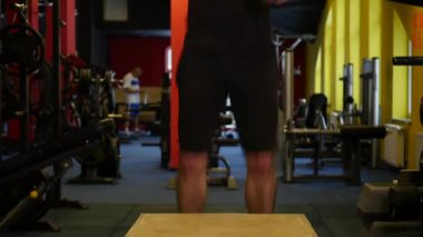 Kaslı adam kutusu bodur egzersiz jimnastik salonu yapmak