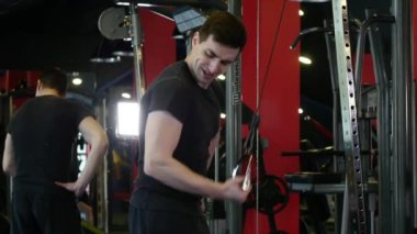 Mükemmel bir Abs gösterilen cesur ol kapatın. Adam poz ve kasları gösterir