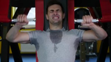 Simülatör spor salonunda egzersiz yaparak bir spor şekil adam