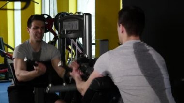 Simülatör spor salonunda egzersiz yaparak bir spor şekil adam