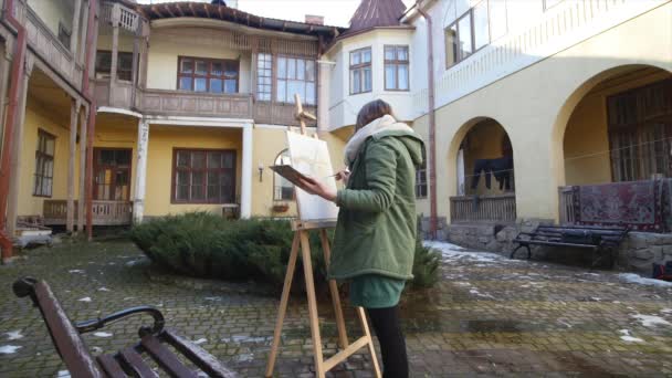 Genç sanatçılar şehirde çizin. Sokakta resim boyama sanatçılar. Öğrenciler eski Avrupa şehri binanın boya — Stok video