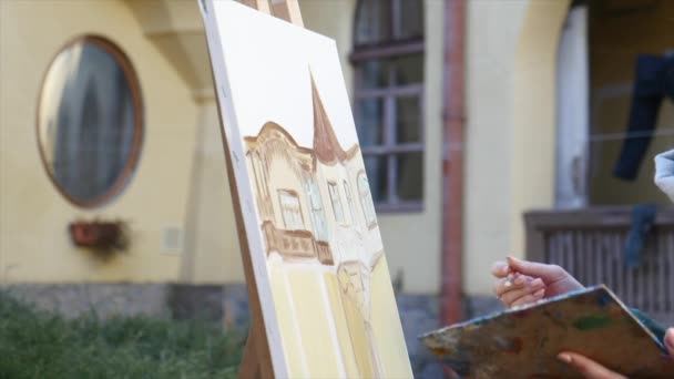 Kız sanatçı el eski şehir sokak boyama — Stok video