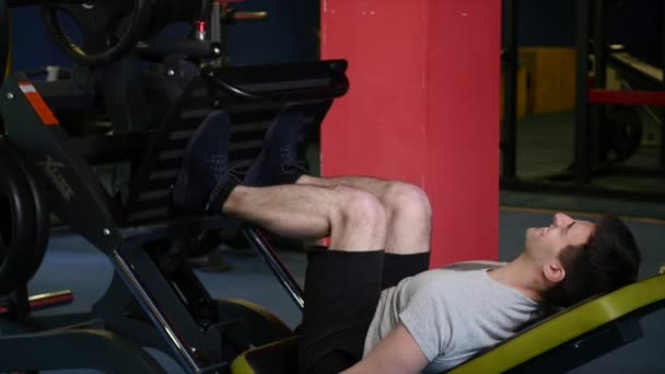 模拟器在健身房锻炼的运动图的人 — 图库视频影像