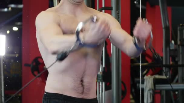 Bodybuilder kerel in sportschool oppompen van handen close-up — Stockvideo