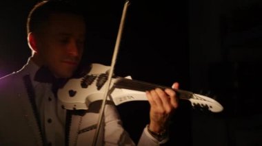 Müzisyen şarkı kemancı keman enstrümanı senfonik konser solist oynuyor. dedolight arka plan