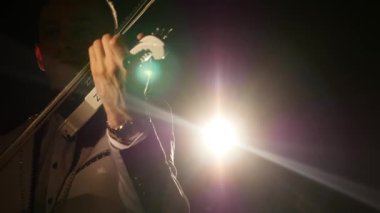 Müzisyen şarkı kemancı keman enstrümanı senfonik konser solist oynuyor. dedolight arka plan