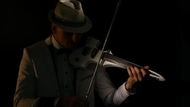 검은 배경에 바이올린을 연주 음악가 — 비디오
