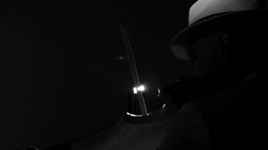Müzisyen şarkı kemancı keman enstrümanı senfonik konser solist oynuyor. dedolight arka plan