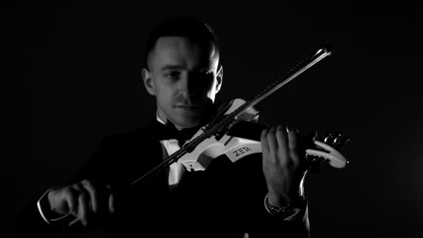 音乐家在黑色背景下演奏小提琴 — 图库视频影像