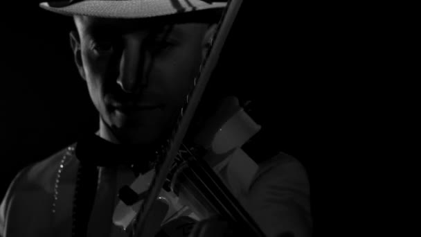Houslista muž hraje na housle na černém pozadí. Detailní záběr — Stock video