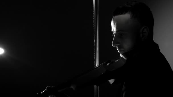 Zenész játszik egy hegedű, fekete háttér — Stock videók