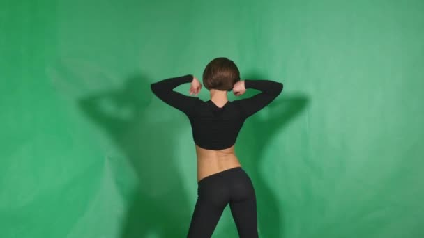 性感女孩做元素在杆舞蹈在绿色背景 — 图库视频影像