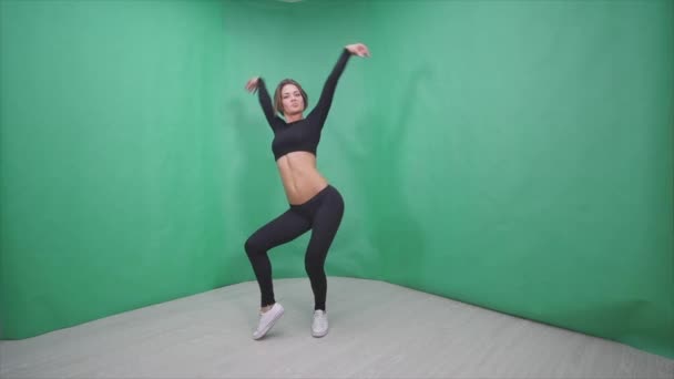Sexig tjej gör elementet på poledance på grön bakgrund — Stockvideo