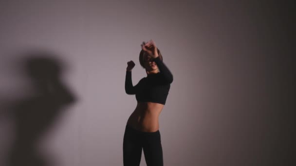 Молода струнка сексуальна блондинка полюс танцює жінка в студії. . . Приваблива сексуальна жінка полюс танцюрист виступає на сірому фоні — стокове відео