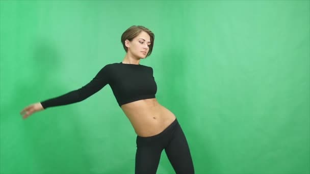 Seksi kız kutup dans yeşil zemin üzerine öğesi yapar — Stok video