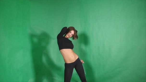 Szexi lány tesz elem a pole dance zöld háttér — Stock videók