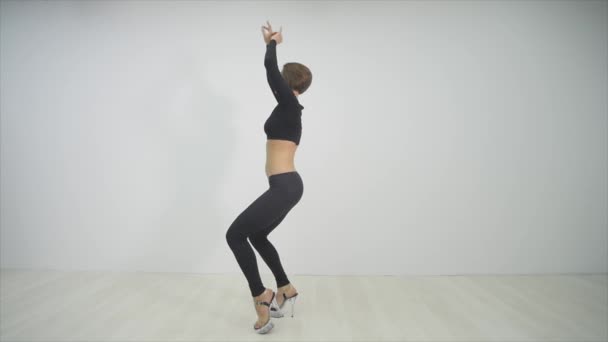 Mujer ejercicio pole dance. Movimiento lento — Vídeo de stock