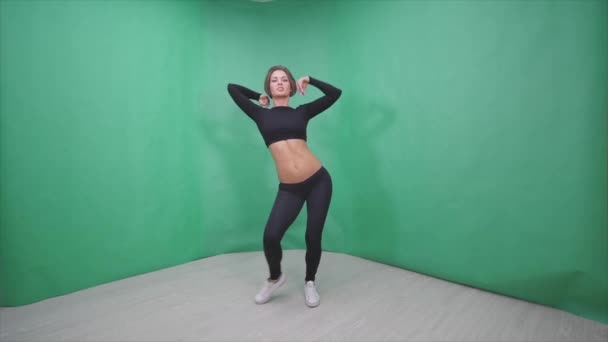 Szexi lány tesz elem a pole dance zöld háttér — Stock videók