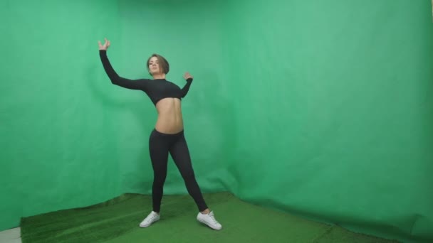 Sexy dziewczyna sprawia, że element w taniec na rurze na zielonym tle — Wideo stockowe