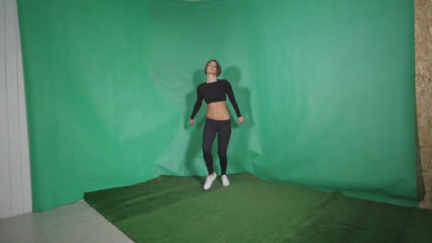 Sexy menina faz elemento no pole dance no fundo verde — Vídeo de Stock