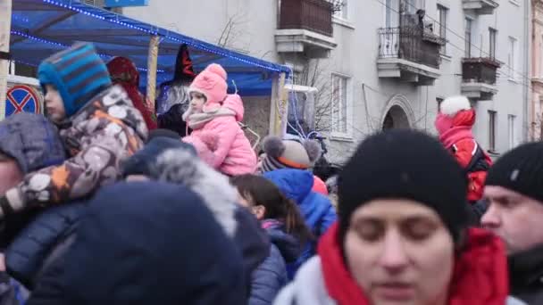 Chernivtsi - Ukrayna - 15 Ocak 2018 geleneksel yıllık gün Noel etnografik Folklor Festivali Malanka Fest 2018 n Chernivtsi Ukraynalı şehir — Stok video