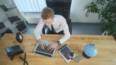 Onun iş projesi laptop terbiye iş adamı. Üstten Görünüm