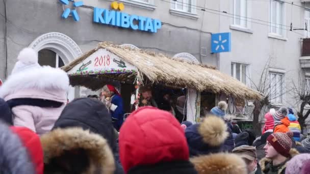 Chernivtsi - Ucrânia - 15 de janeiro de 2018 Os dias tradicionais anuais do festival folclórico-etnográfico de Natal Malanka Fest 2018 n a cidade ucraniana de Chernivtsi — Vídeo de Stock