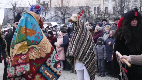 Chernivtsi - Ucrânia - 15 de janeiro de 2018 Os dias tradicionais anuais do festival folclórico-etnográfico de Natal Malanka Fest 2018 n a cidade ucraniana de Chernivtsi — Vídeo de Stock