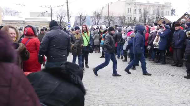 Chernivtsi - Ucrânia - 15 de janeiro de 2018 Os dias tradicionais anuais do festival folclórico-etnográfico de Natal Malanka Fest 2018 n a cidade ucraniana de Chernivtsi — Vídeo de Stock