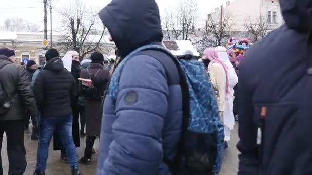 Tjernivtsi, Ukraina - 15 Jan 2018: Malanka Festival i Chernivtsi. Folkliga festligheter på gatorna klädda människor i komisk dräkter — Stockvideo