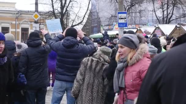 Tjernivtsi, Ukraina - 15 Jan 2018: Malanka Festival i Chernivtsi. Folkliga festligheter på gatorna klädda människor i komisk dräkter — Stockvideo